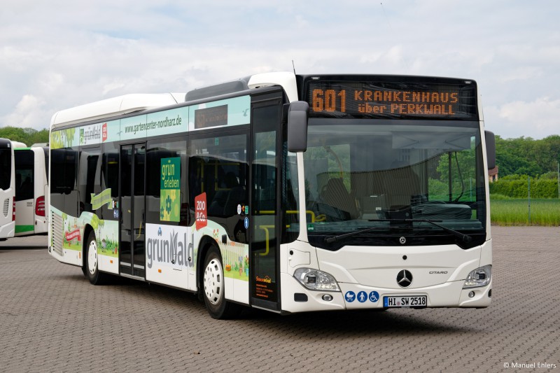 Einer der brandneuen EvoBus-Vertreter mit einer Werbefläche